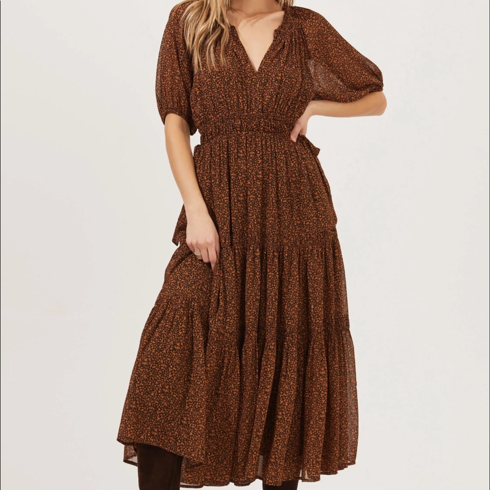astr the label GARDEN STATE TIERED FLORAL MIDI DRESS / size med